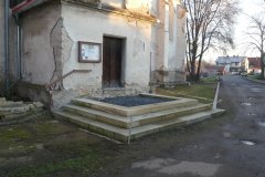 vchod do kostela v pravé stěně - oprava