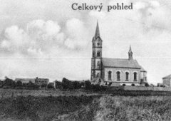 dobová pohlednice vsi s kostelem - výřez