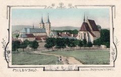 dobová pohlednice města s kostelem (vpravo)