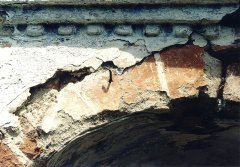 poškozená klenba kaple