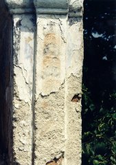 poškozené zdivo kaple