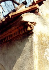 detail poškozené střechy