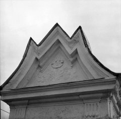 starší foto kaple - detail štítu