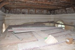 odstraněný strop kostela