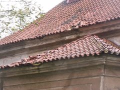 poškozená střecha lodi a přístavku