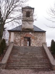 průčelí kostela se vstupním schodištěm
