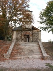průčelí kostela se vstupním schodištěm