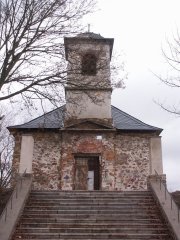 průčelí kostela se vstupním schodištěm