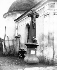 kříž u kaple