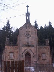 průčelí hrobky