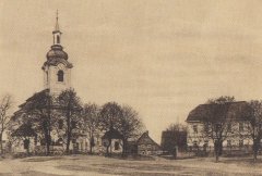 náves s kostelem a kaplemi před ním