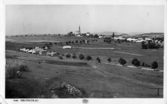 dobová pohlednice vsi s kostelem