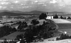historické foto kapličky (vlevo dole, mezi stromy)