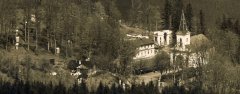 výřez poutního areálu z předchozího snímku (zadní kaplička v řadě tří kaplí v levé části snímku)