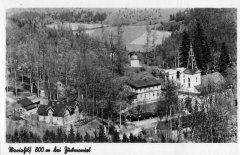 poutní areál na dobové pohlednici (kaple nad středem snímku, vlevo od osmiboké kaple s kopulí)