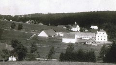 dobová pohlednice vsi s kaplí