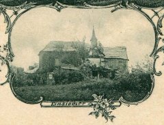 historické foto kaple (uprostřed) s poustevnou