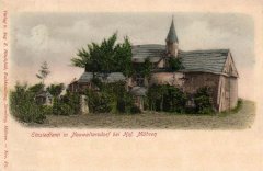 historické foto kaple (uprostřed) s poustevnou