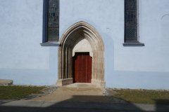 vchod na pravé straně kostela