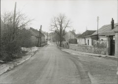 průhled ulicí U Náhonu, kaple v pozadí