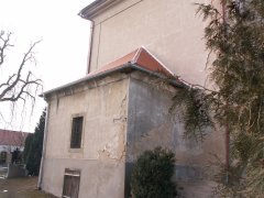 opravená střecha přístavku u zadní strany kostela