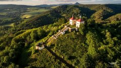 pohled z dronu na kapli (bližší)