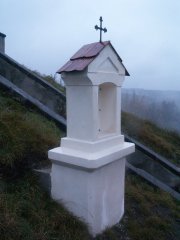 kaplička křížové cesty zepředu zleva