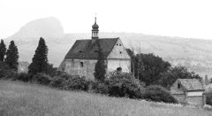 starší foto kostela se hřbitovem a márnicí