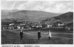 dobová pohlednice vsi s kostelem (v pozadí)
