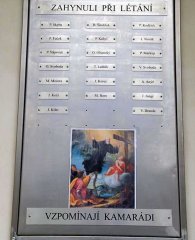 pamětní deska v kapli se jmény zahynuvších letců