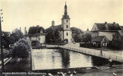 starší foto kaple (vlevo od kostela, v pozadí)