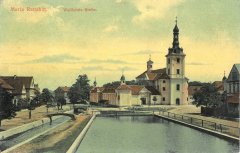 kaple na dobové pohlednici (vlevo od kostela, v pozadí)