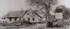 historické foto kaple (vpravo) - detail z předchozí pohlednice