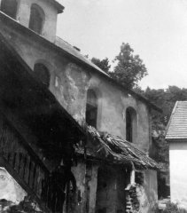 předsíň krytá šindelem a dřevěné schodiště na galerii