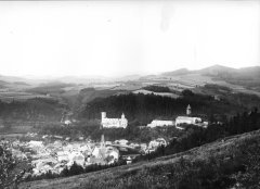 celkový pohled na město se synagogou (pod hradem, vpravo od středu)