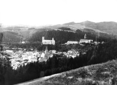celkový pohled na město se synagogou (pod hradem, vpravo od středu)