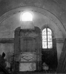 východní stěna interiéru synagogy před demolicí