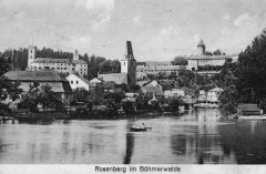 dobová pohlednice města se synagogou