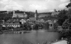 celkový pohled na město se synagogou