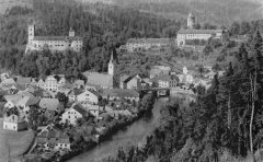 celkový pohled na město se synagogou