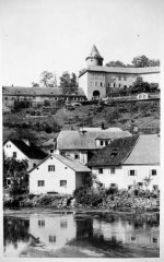 historické foto synagogy (uprostřed, s vikýřem na střeše)