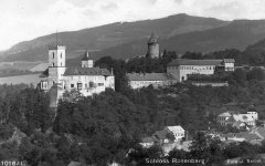 dobová pohlednice města se synagogou