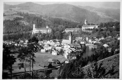 celkový pohled na město se synagogou (vpravo od kostelní věže, s vikýřem na střeše)