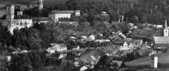 celkový pohled na město se synagogou (ve středu snímku, s vikýřem na střeše)