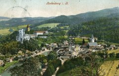 dobová pohlednice města se synagogou (vlevo od středu snímku, s vikýřem na střeše)