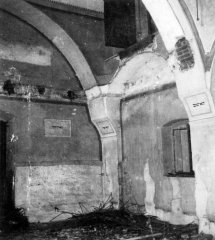 západní část sálu synagogy po stržení vestavěné galerie pro ženy