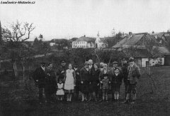historické foto vsi s kaplí (v pozadí)