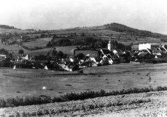 celkový pohled na město s kapličkou (vlevo)