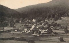 historické foto vsi s kaplí (vlevo od středu)