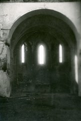 pohled přes vítězný oblouk do vyhořelého kněžiště